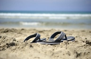 autorijden slippers op strand