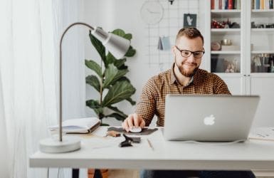 Negatieve BKR-registratie verwijderen man laptop