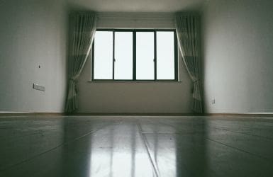 Ubezpieczenie domu puste zasłony okienne