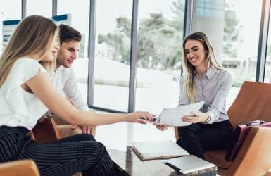 een koppel die advies krijgt van een expert