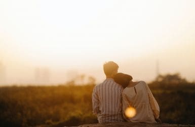 man en vrouw zitten in het zonlicht