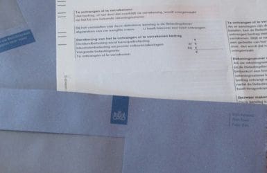 Belastingbrief en blauwe enveloppen
