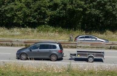 samochód z przyczepą na autostradzie