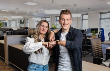 twee jonge mensen enthousiast in kantoor