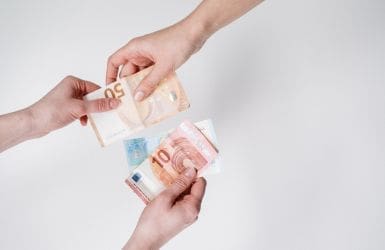 handen met briefjes geld