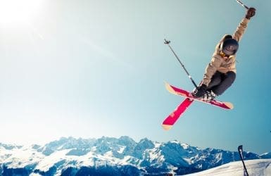 Osoba wykonuje trik na nartach