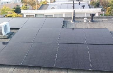 Panele słoneczne na płaskim dachu