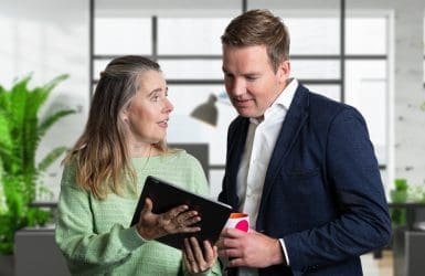 man en vrouw kijken op een tablet