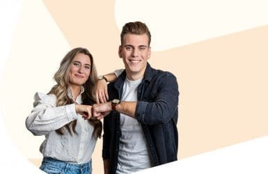 man en vrouw fist bump