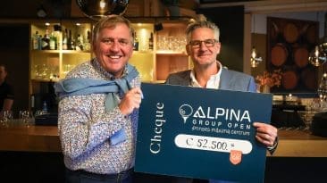 Uitreiking check golftoernooi Alpina