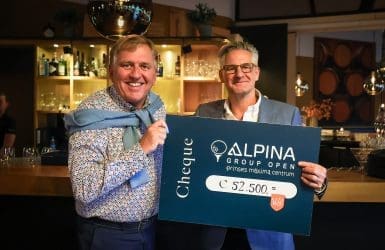 Uitreiking check golftoernooi Alpina