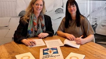 Juliette Hasselbach, director Emma at Work and Nathalie Amador de Vries, CHRO Alpina Group, sign the partnership.