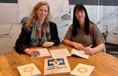 Juliette Hasselbach, directeur Emma at Work en Nathalie Amador de Vries, CHRO Alpina Group, tekenen de samenwerking.